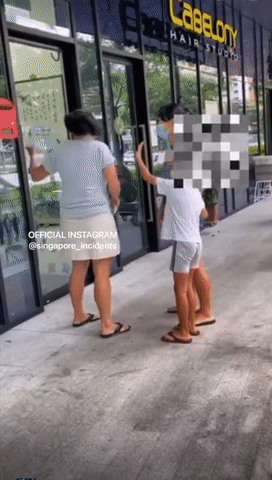 曝光!新加坡这个诊所员工猛踹婴儿车,飞出2米!网友竟力挺