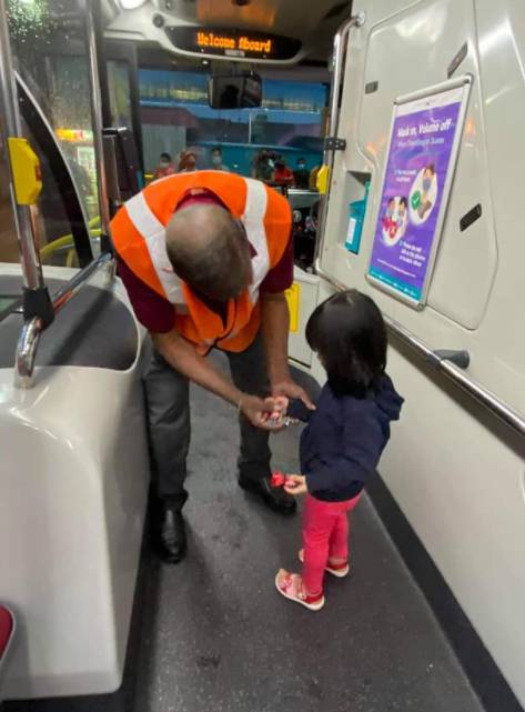 点赞!SMRT公交车队长大雨中给小孩撑伞、挪婴儿车