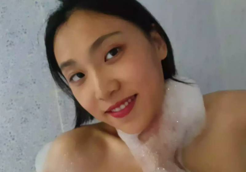 她，22歲中國女留學生，下海後在國外成人網站爆紅！網友評論亮了