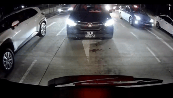 新加坡一红色奔驰失控,连撞三车、已造成1死4伤!现场太惊悚