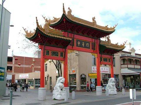 中國女留學生討薪被掌掴、踢飛！唐人街爆發抗議遊行！新加坡也有這種事嗎