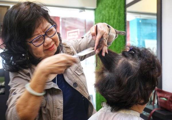 挥剪60年 80岁理发嬷 不言休