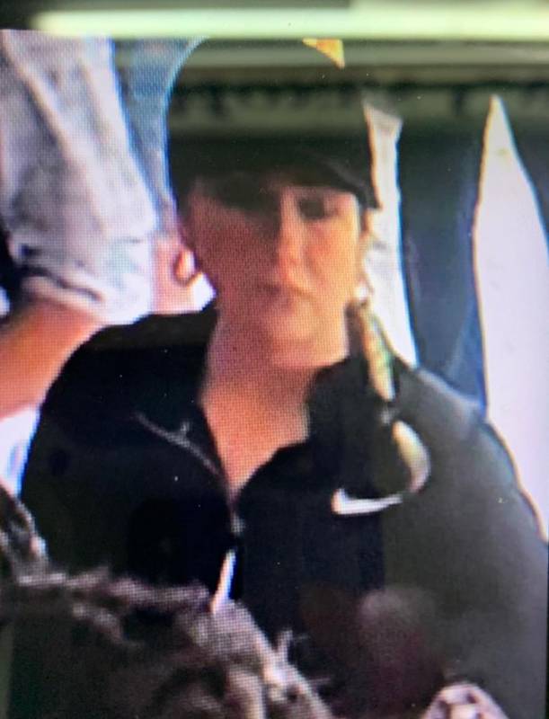 黑酱油泼快递员身 夫妻盗 图趁乱抢钱