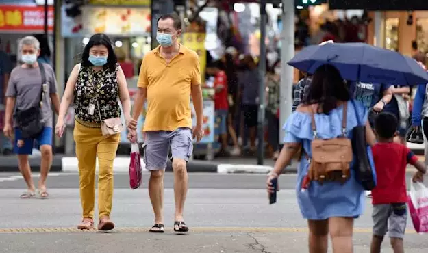 密接者已入境!新加坡会再收紧社交人数、堂食吗?世卫:封锁无法阻止奥密克戎传播