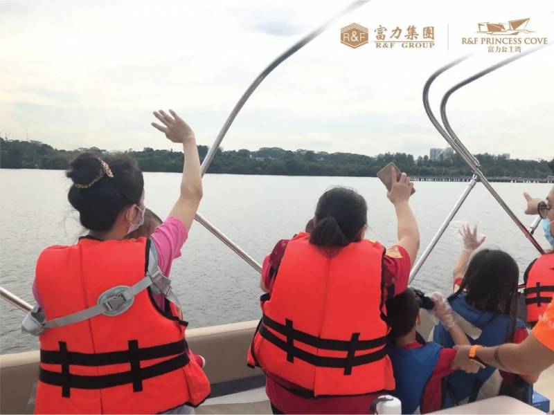 房地产商开出游艇载20户家庭到海峡边界,同滞留新国家人“相会”