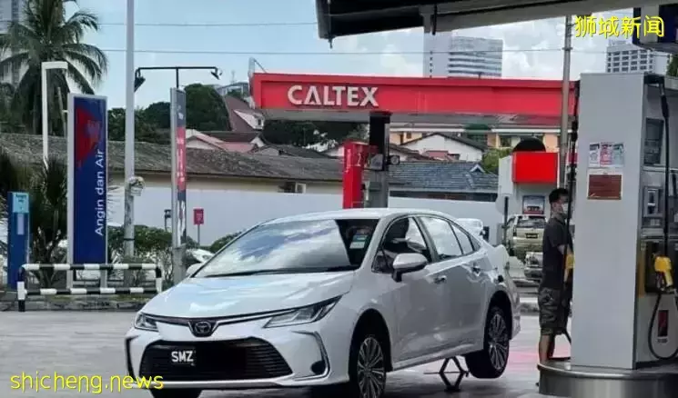 新加坡司机为多加油当众上演“车震”已Hold不住了,现在都用大宝贝