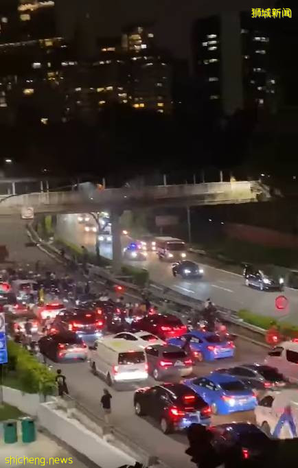 視頻曝光!新加坡多車連撞致1死6傷!羅厘側翻、小車起火濃煙滾滾
