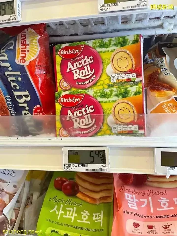 古早味蛋糕卷Arctic Roll，现可在NTUC FairPrice买到😍海绵蛋糕+覆盆子酱+香草冰淇淋，味道很上头