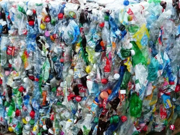 新加坡着手探讨 将塑料垃圾制成“新生油
