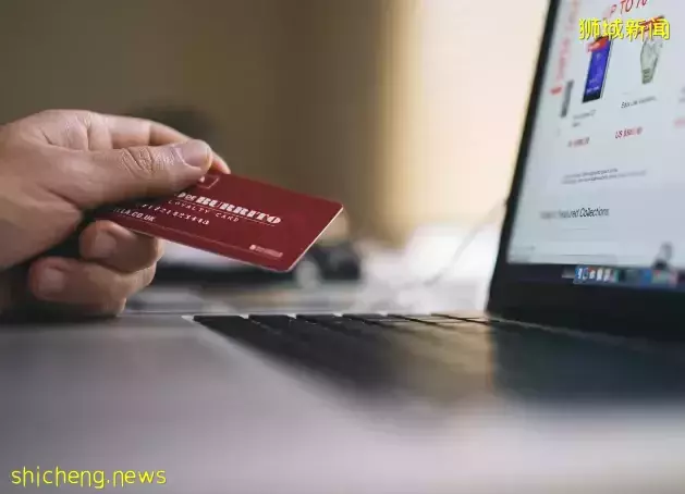 這對新加坡夫妻,通過代購名牌包包、名表騙了3200萬新幣