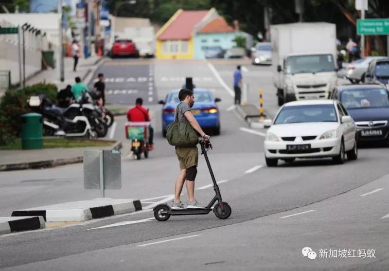 女子被慢速电动踏板车吓到脚软跌破头　骑士居然被罚款　这是哪门道理