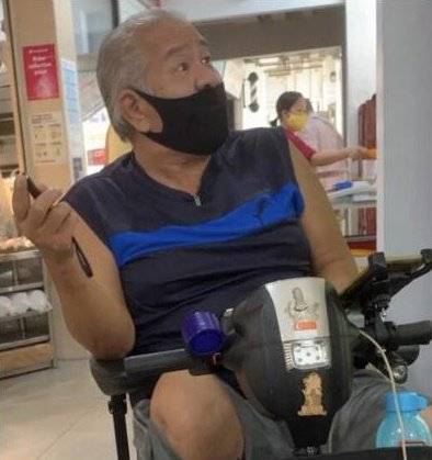 不满被嘲笑是流氓 火爆轮椅叔丢杯骂“仇人”