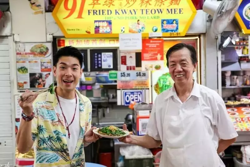 新加坡这款油鸡不配辣椒酱姜蓉,卤水还有蚯蚓,让老饕医生一路支持
