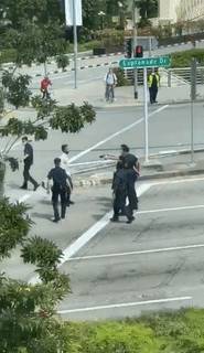 新加坡街頭上演“警匪大戰”！男子襲警後大街上到處逃竄
