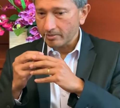 ◤新國阻斷措施◢獅城外長維文醫生 親身示範快速抗原檢測