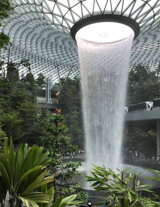 新加坡最美的機場，擁有40米高的室內瀑布，震撼全球