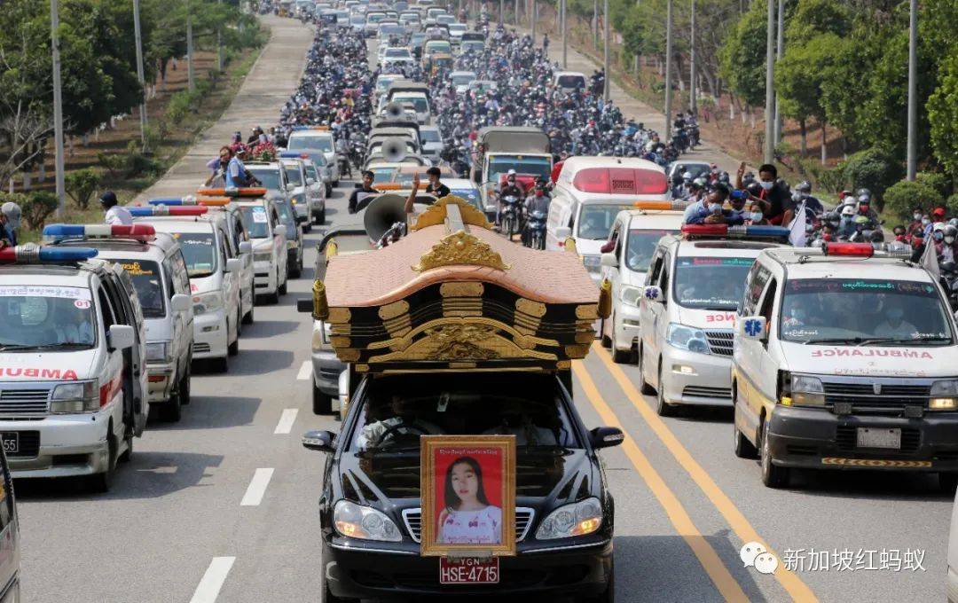 在使館外接收緬甸示威者請願信 新加坡“俊男”外交官意外在當地爆紅