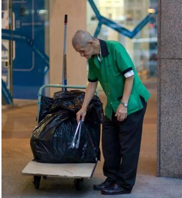 新加坡清潔工一月底薪5000元,怪不得那麽多大馬客工翻堤來坡