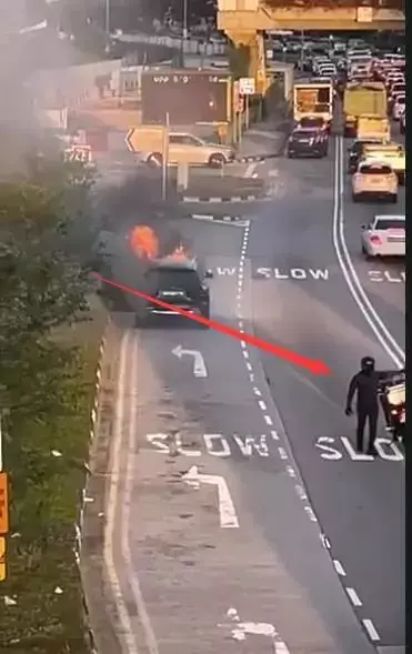 新加坡豪车突然路边起火，“黑骑士”一波操作帅呆了