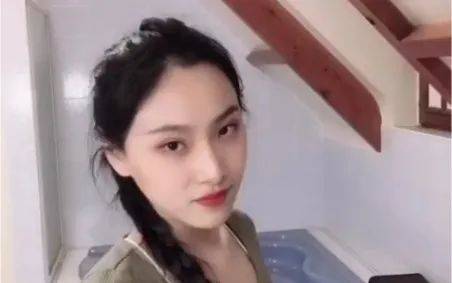 她，22歲中國女留學生，下海後在國外成人網站爆紅！網友評論亮了