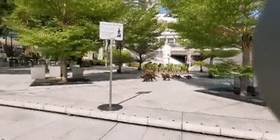 解封後，新加坡有“一對情侶”在馬路上沒戴口罩，公然擁抱!