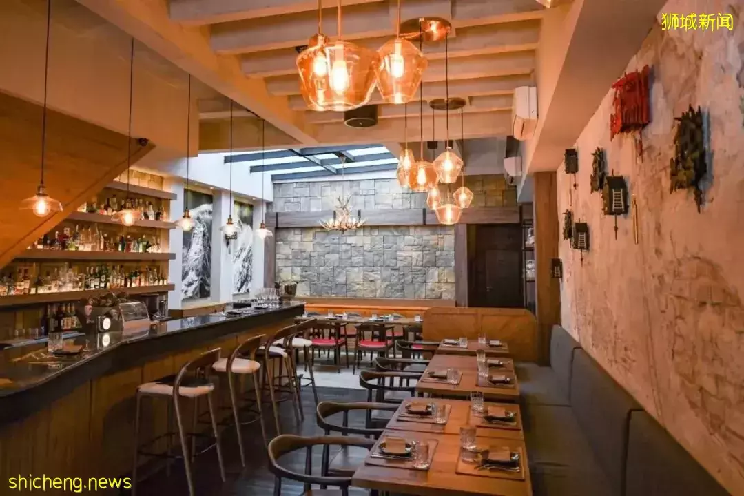 新加坡也能吃到会拉丝的瑞士芝士火锅啦!配上红酒和火腿,超满足