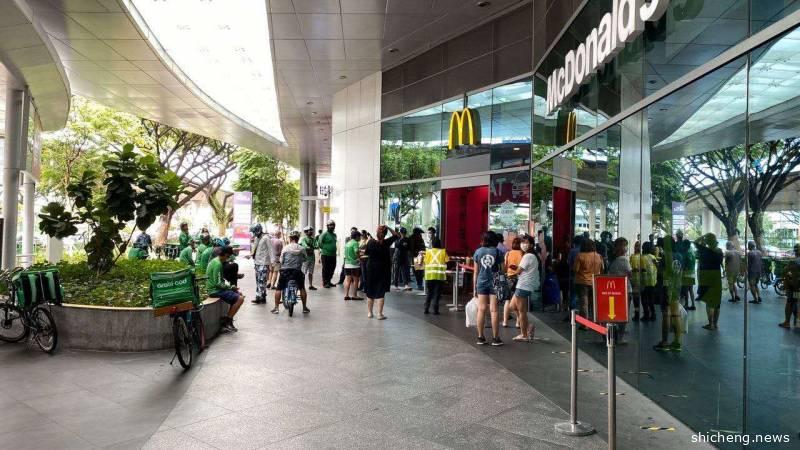 网友称麦当劳排队的人是“对社会不负责任的”