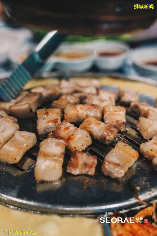 沒有什麽比烤肉更有人間煙火的美食了,獅城那些“滋滋”作響的烤肉,在向你招手