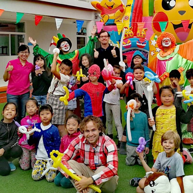 儿童节花样百出！新加坡给大人放假、西班牙糖果游行、巴西要挨针、英国“打”老师