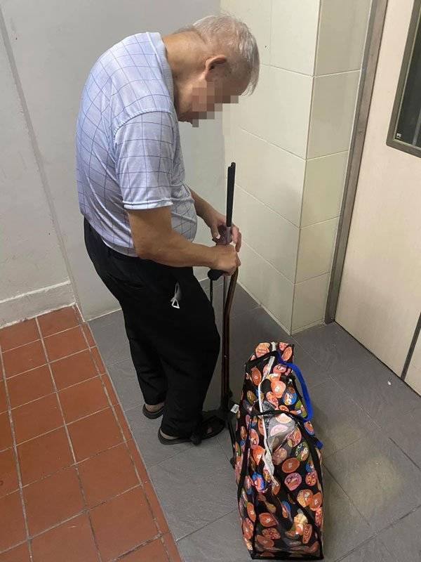 日背30公斤餅幹兜售 盲翁養自己30年