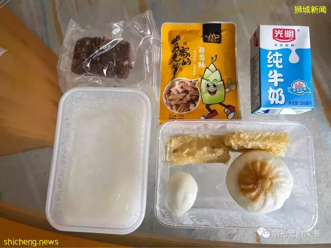 “从新加坡回到上海,封锁一再延长,我被卷入了这场前所未有的大事件”