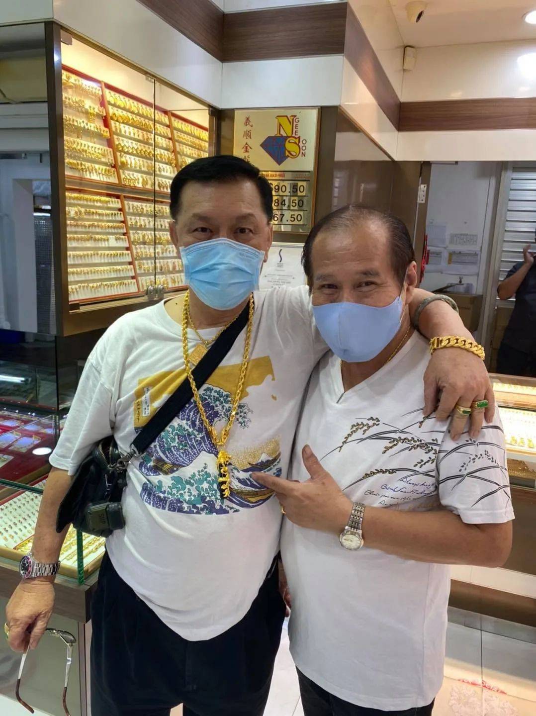 驚呆！新加坡公交司機脖子上戴幾公斤的金鏈子，什麽來頭