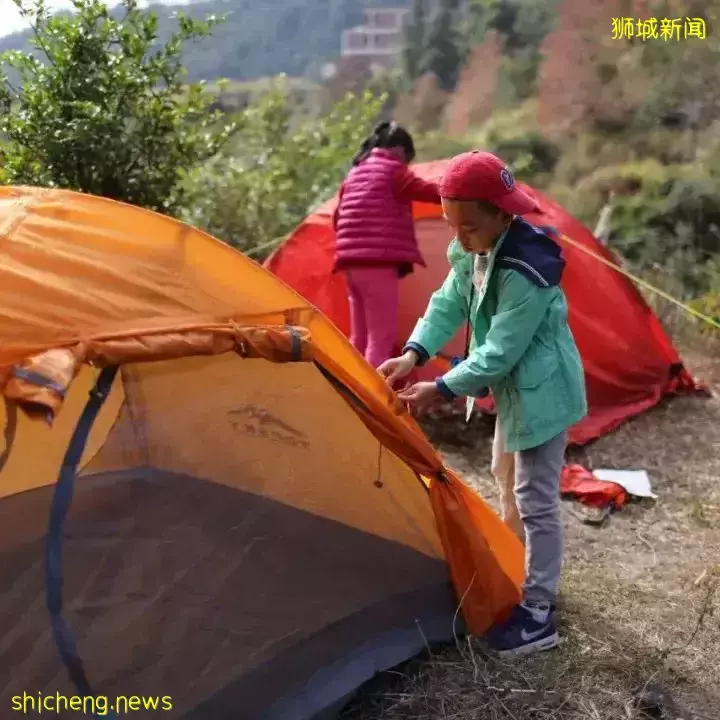 女记者为何要在疫情最严重时,独自带俩娃来新加坡上国际学校