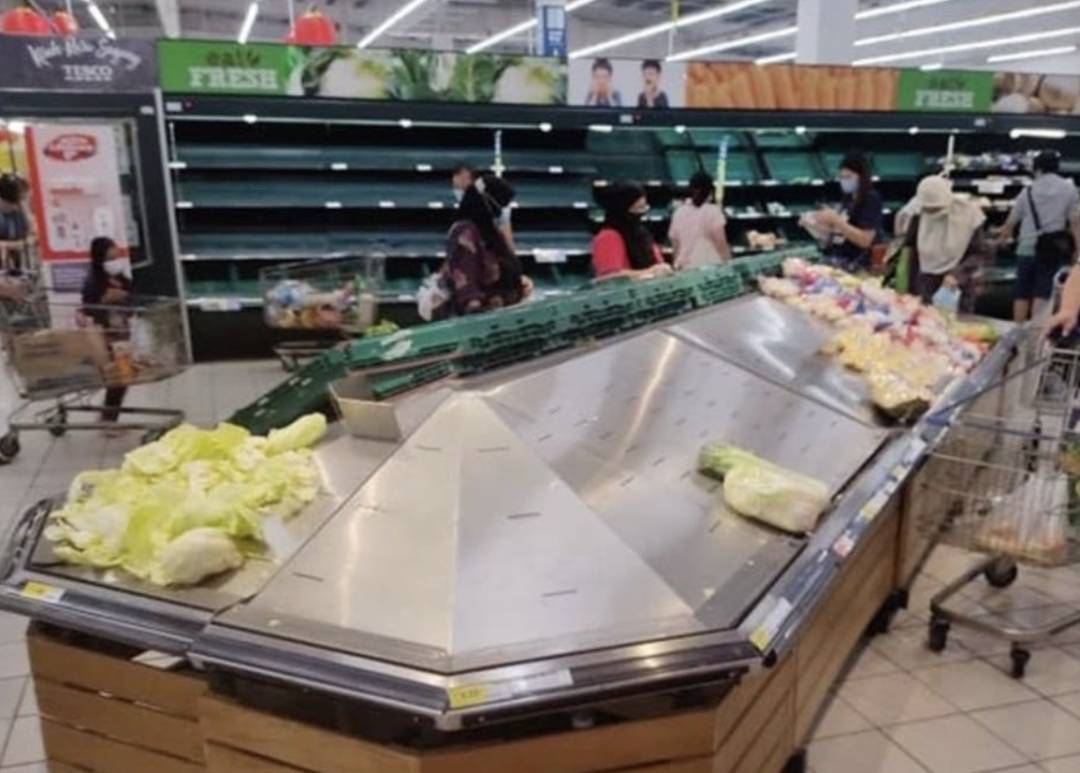 馬來西亞進入緊急狀態！油船又有確診，英國航班恢複！海陸空包圍，新加坡能防住嗎