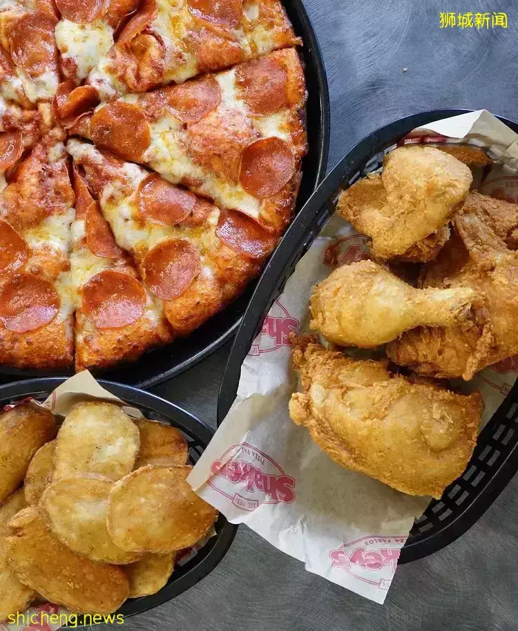 Shakey's Pizza来到乌节路啦🎉主打薄皮披萨，口感酥脆，还有特色炸马铃薯饼🤤 