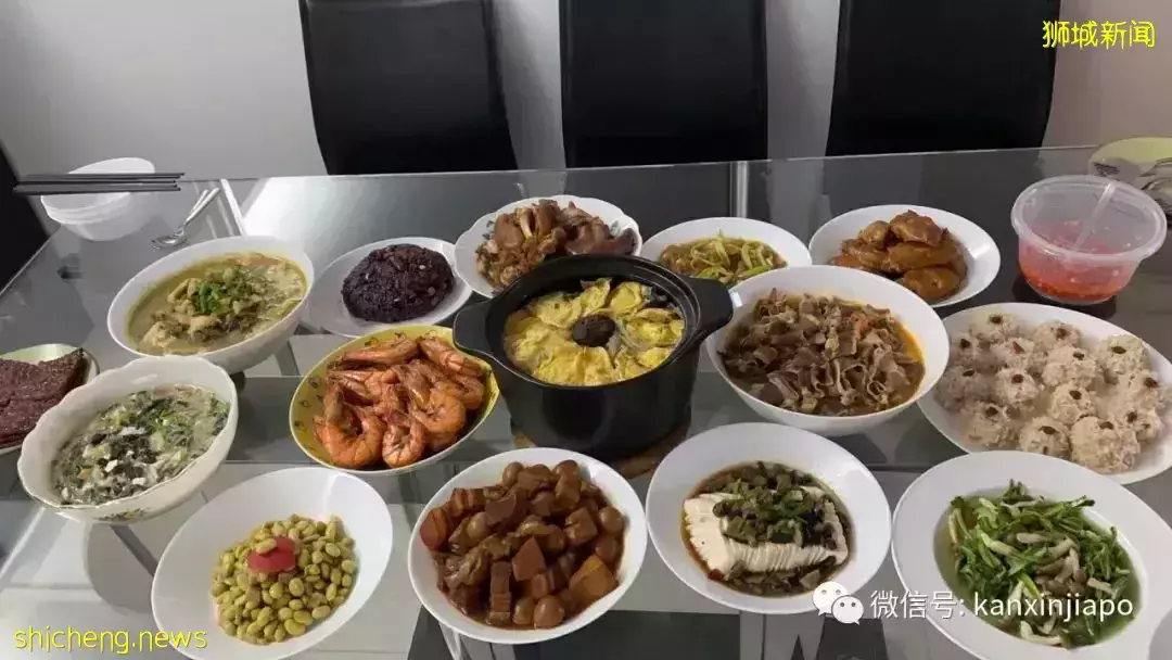 “两年多没回家了,我在新加坡挺好的,还给自己做了年夜饭,爸妈别惦记...”