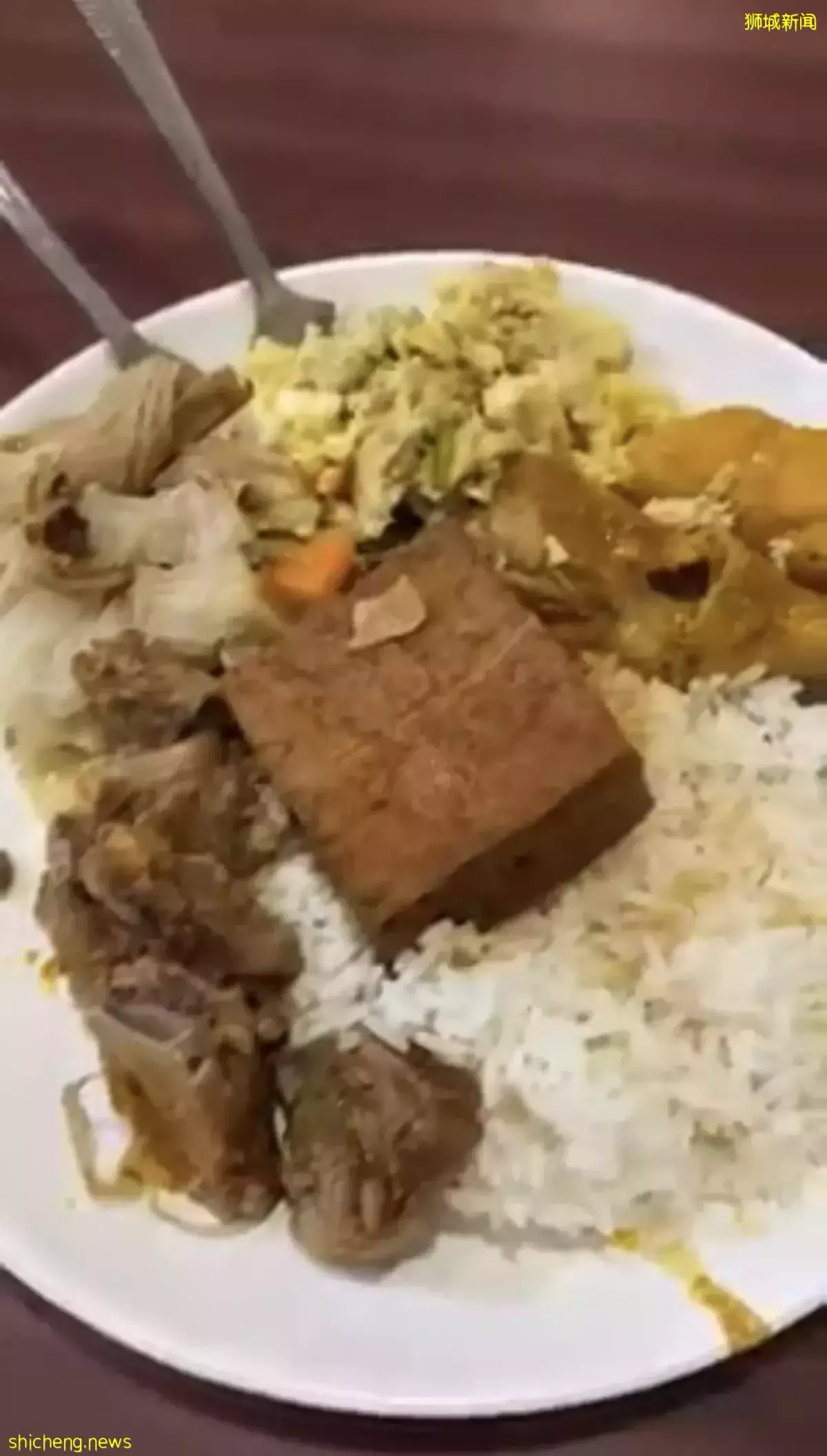 杂菜饭不再“经济”?男子申诉付逾11元 摊贩:明码标价