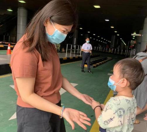 即将入狮城与父母团聚 临别前 孙儿抱紧祖母 