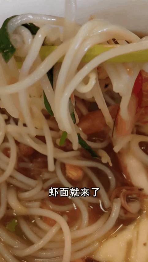 人气爆棚！新加坡老字号虾面：$6新币起一碗，虾汤浓郁，口口有虾黄