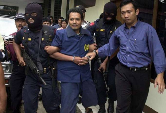 惊天越狱！中国籍囚犯在印尼徒手挖地道，成功越狱！新加坡也发生过相似案件