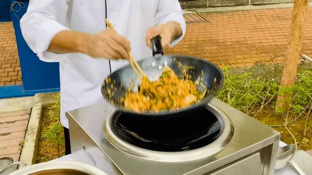 狮城港式粤菜四大名厨之一,坐镇新加坡河畔20年老字号,为你带来惊喜和福利