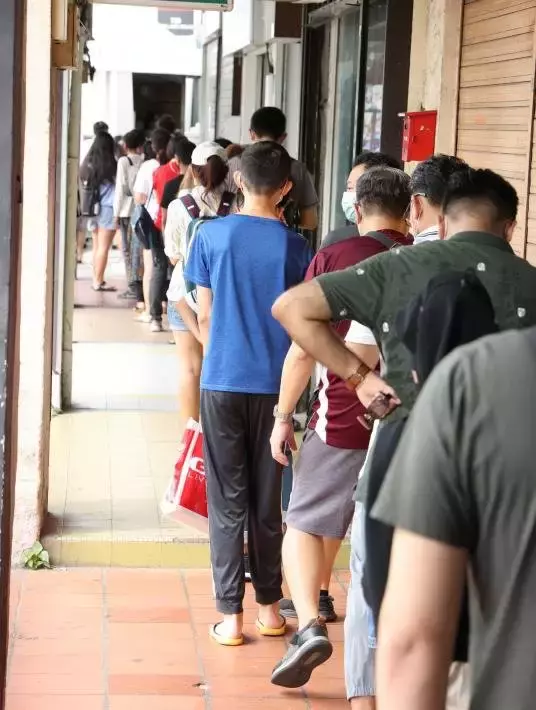 新国开学在即 校服专卖店百人排逾1小时