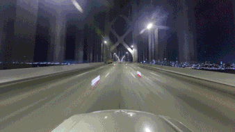 炸街!重型车辆、跑车和摩托车队神秘聚集新加坡芽笼,深夜齐鸣笛