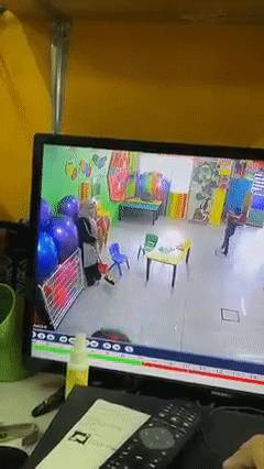 視頻曝光!這個新加坡籍女校長毆打虐童!“像拎小雞一樣”