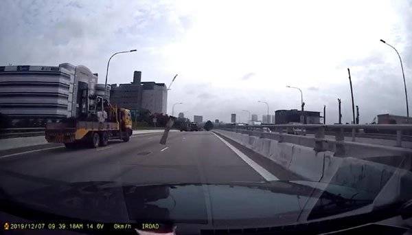 从罗厘上飞脱 木板击中宝马车身