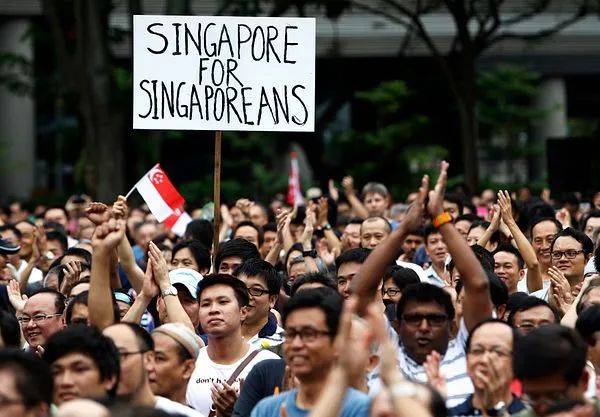 外媒：新加坡對外國人關門了！新加坡網友：我們可以做所有工作