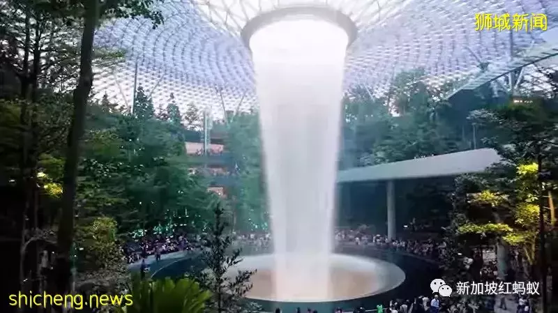 新加坡遭怪獸襲擊鹹蛋超人和魚尾獅聯手退敵，怎麽回事