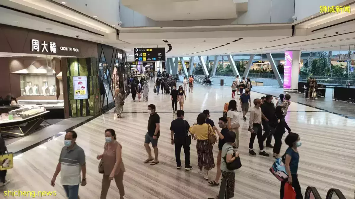 旅游限制放宽首周末 星耀樟宜人潮明显增加 