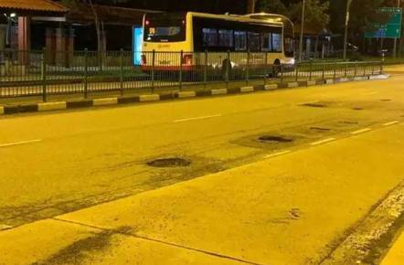 新加坡破爛道路遭吐槽，網友調侃：能打高爾夫、玩打地鼠、坐過山車