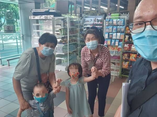 小姐弟与父母分隔两地   逾一年后终一家团圆